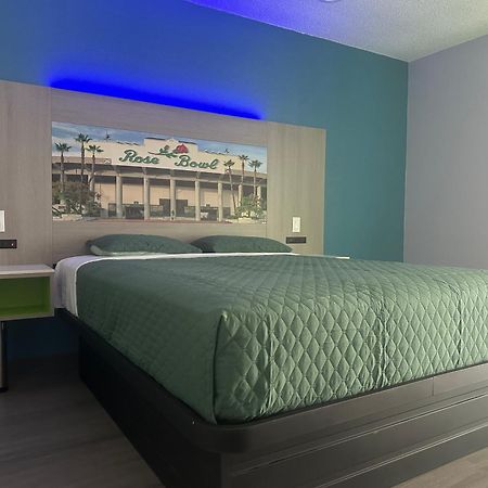 Hi-Way Host Motel Pasadena Exterior photo