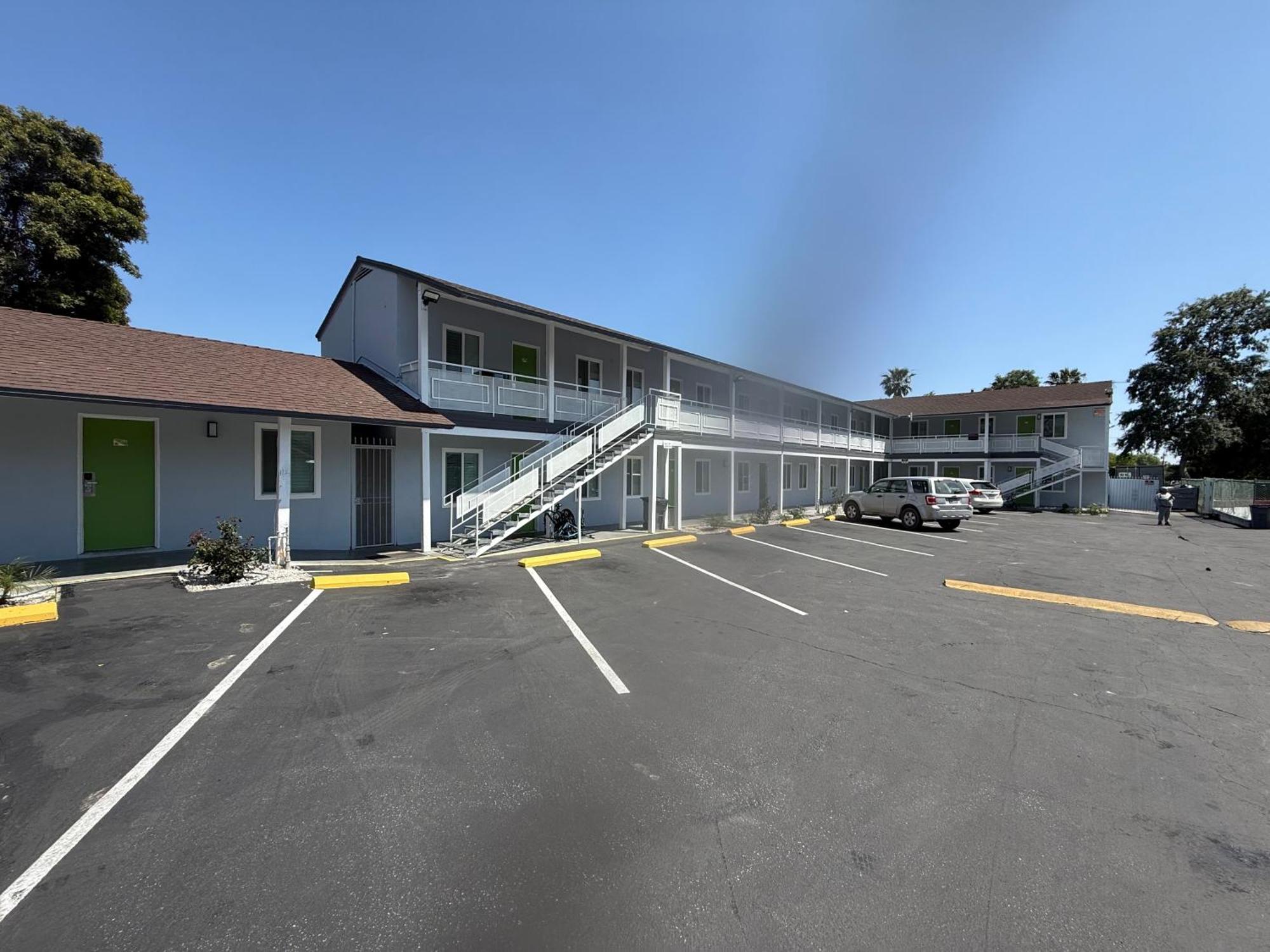 Hi-Way Host Motel Pasadena Exterior photo