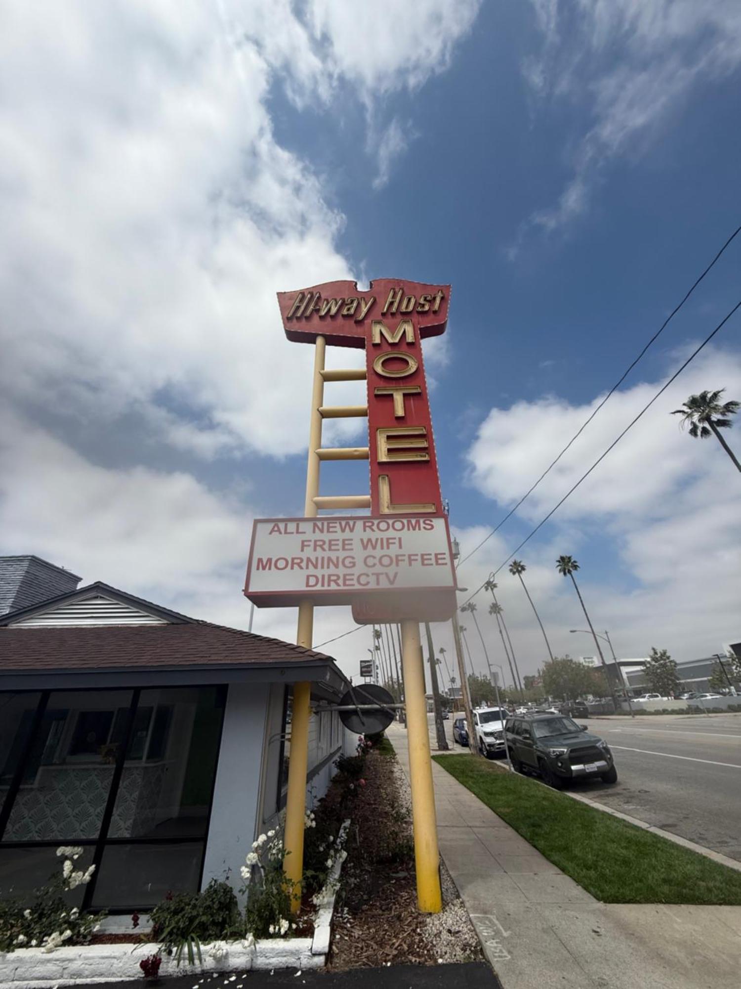 Hi-Way Host Motel Pasadena Exterior photo