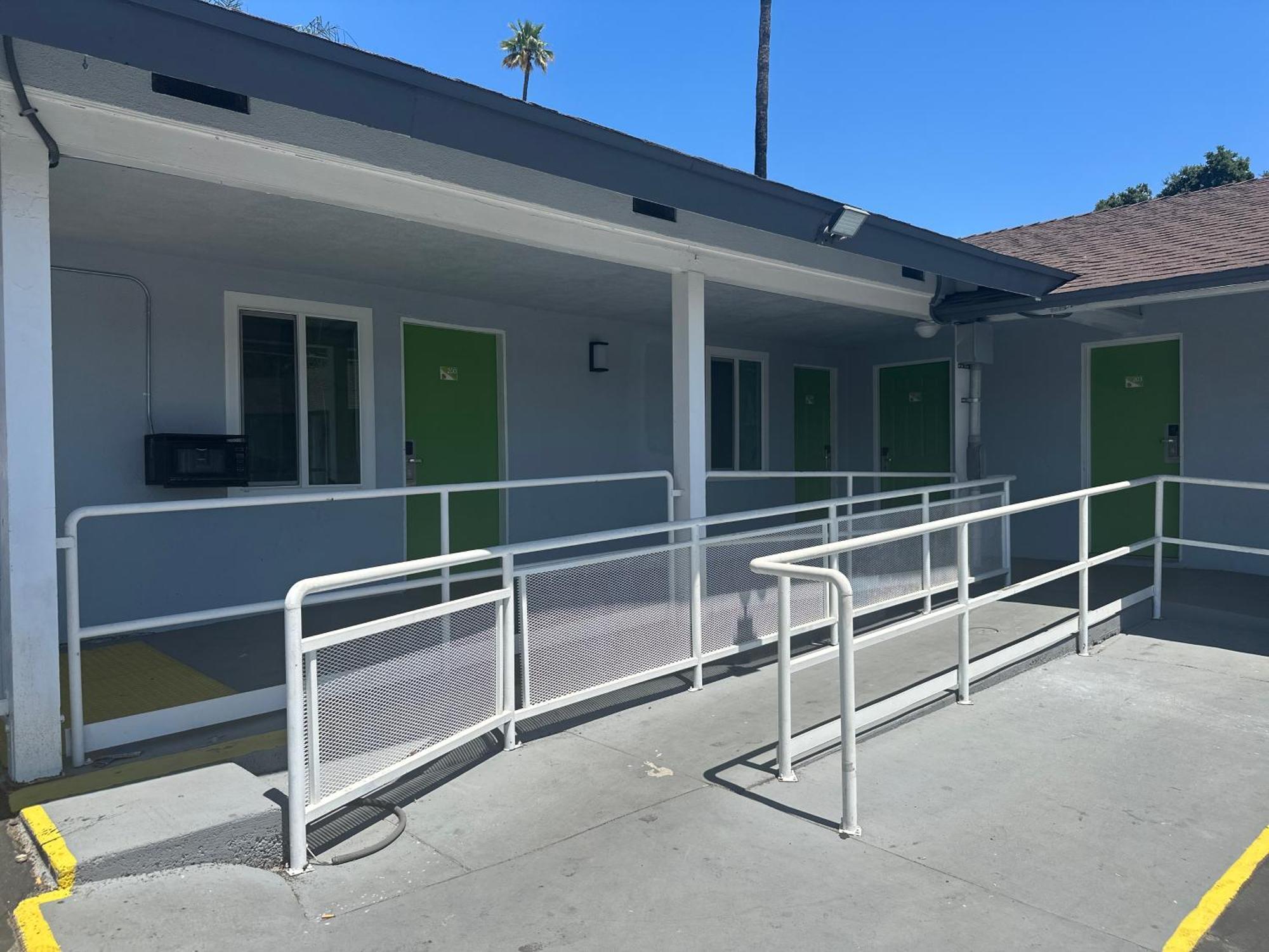 Hi-Way Host Motel Pasadena Exterior photo