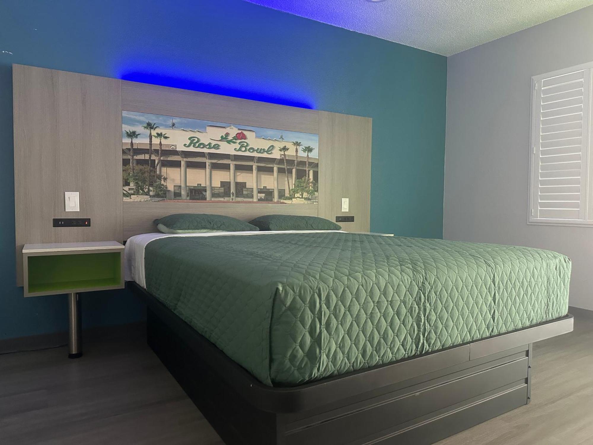 Hi-Way Host Motel Pasadena Exterior photo