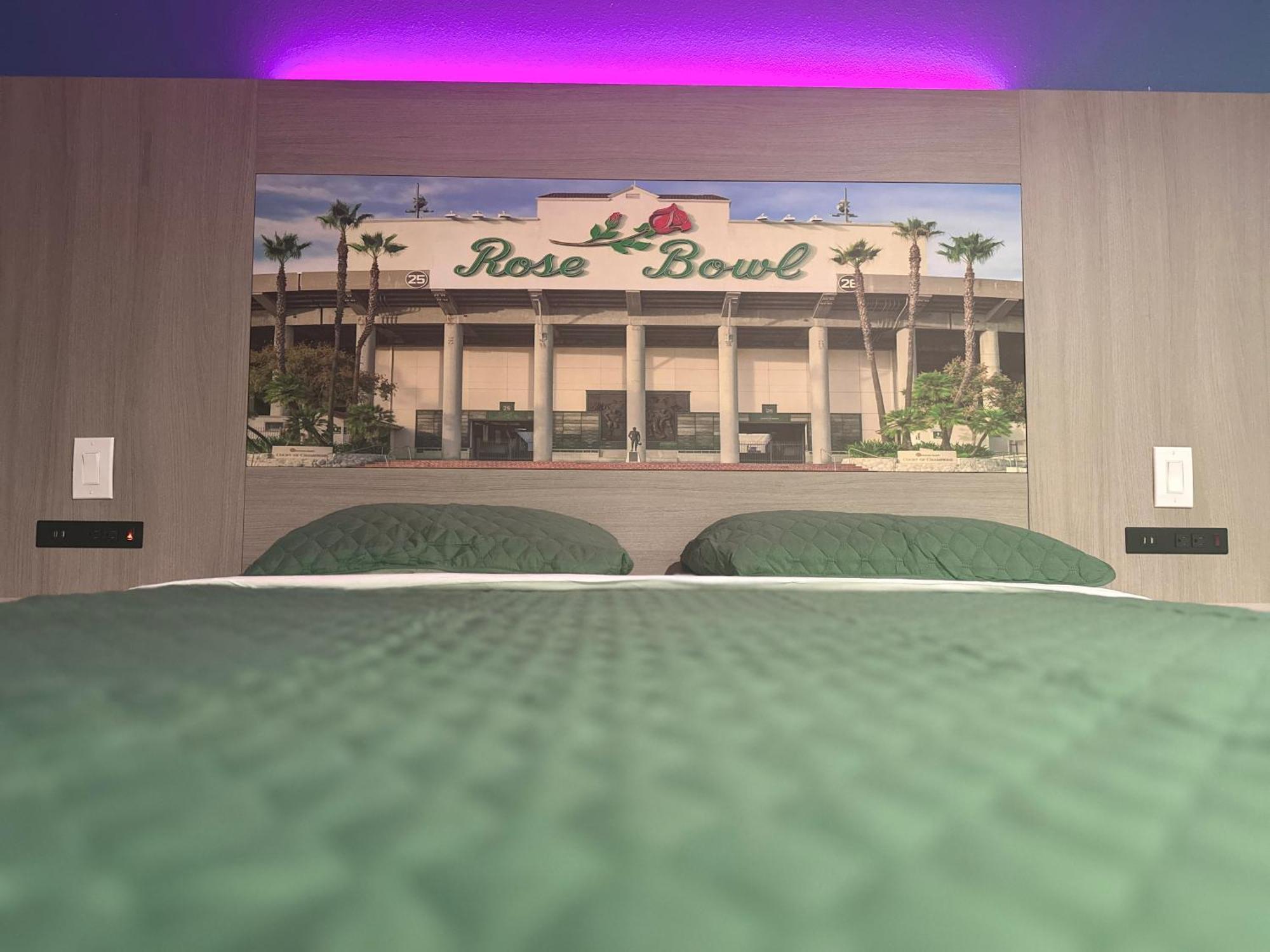 Hi-Way Host Motel Pasadena Exterior photo