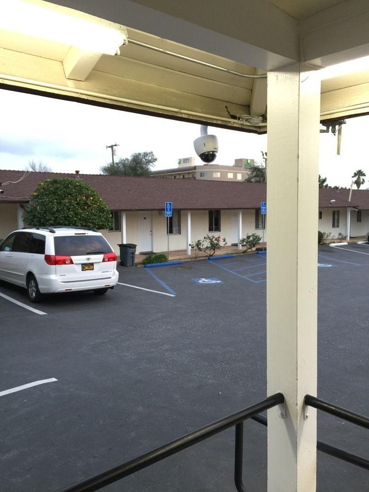 Hi-Way Host Motel Pasadena Exterior photo