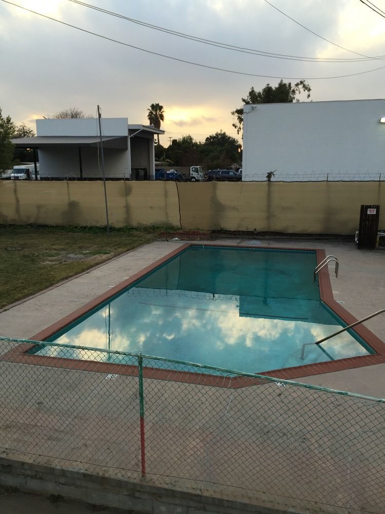 Hi-Way Host Motel Pasadena Exterior photo