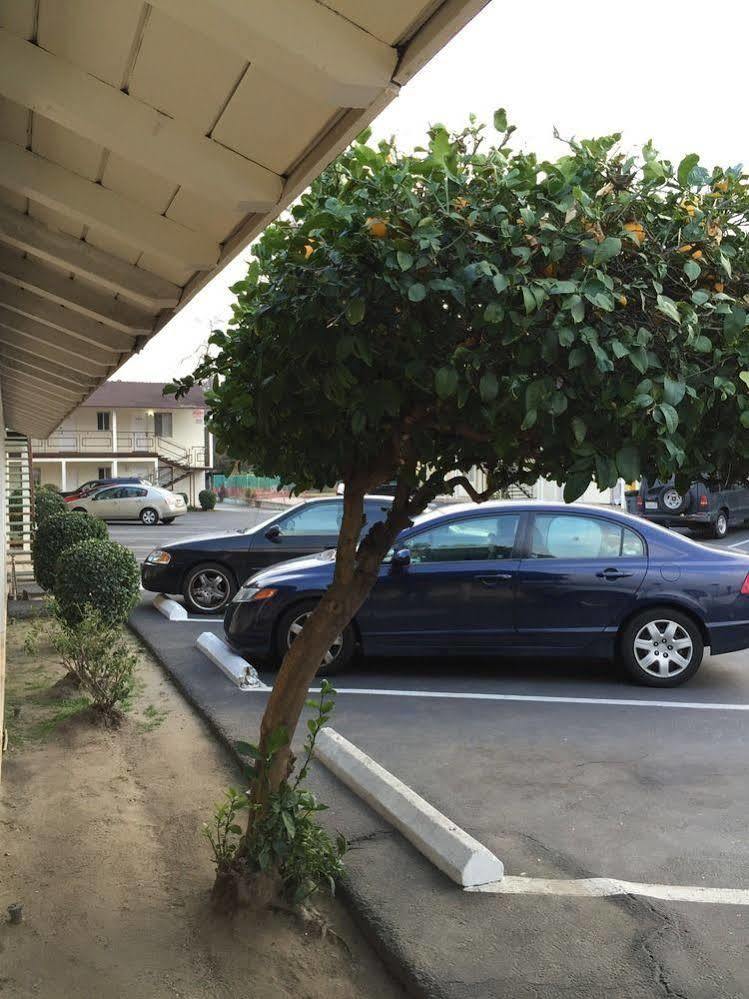 Hi-Way Host Motel Pasadena Exterior photo