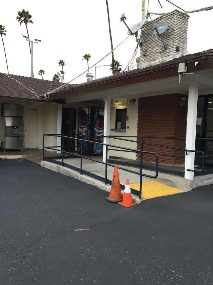 Hi-Way Host Motel Pasadena Exterior photo
