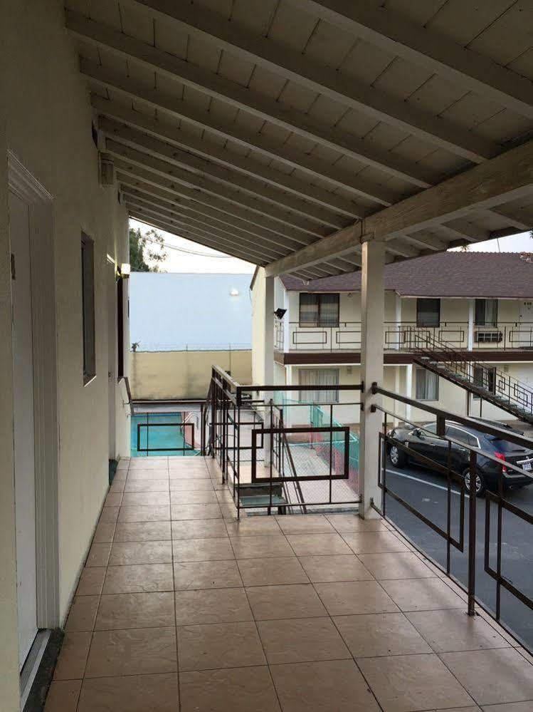 Hi-Way Host Motel Pasadena Exterior photo