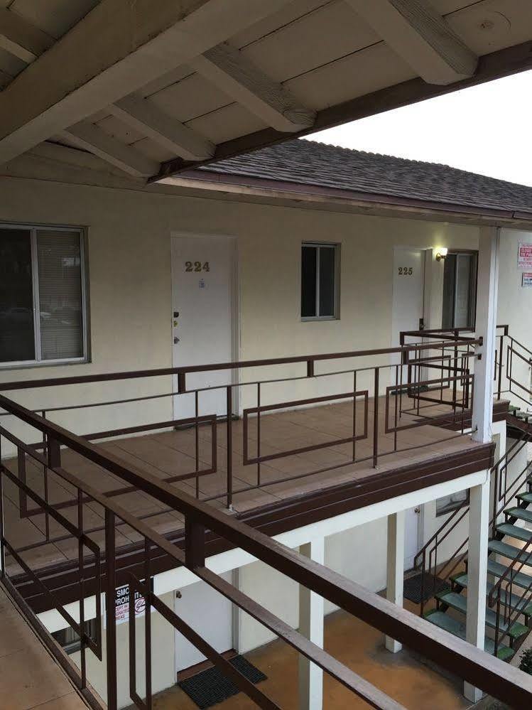 Hi-Way Host Motel Pasadena Exterior photo